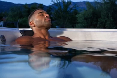 Đắm mình trong sự an tâm — Công nghệ lọc nước tiên tiến của Jacuzzi® Đắm mình trong sự an tâm — Công nghệ lọc nước tiên tiến của Jacuzzi®
